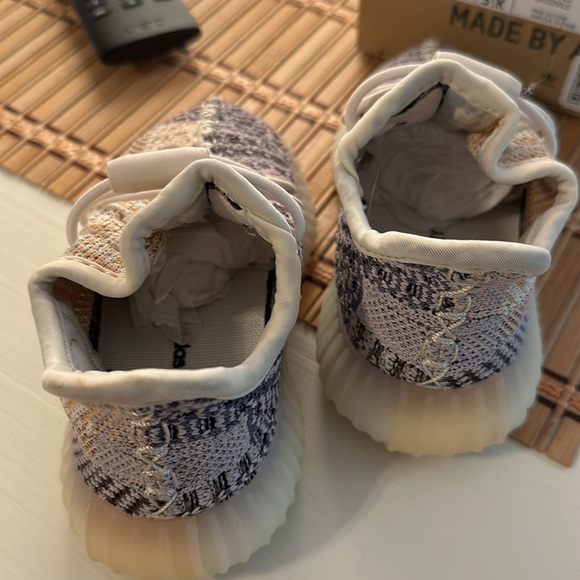 Toddler Adidas Yeezy Boost 350 V2 Ash Pearl - Picture 5 of 11
